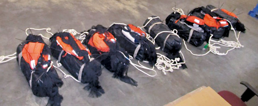 ◆檢獲的防水袋除內藏可卡因外，防水袋上亦附有潛水衣、救生衣和浮標等，並用大麻繩串連。