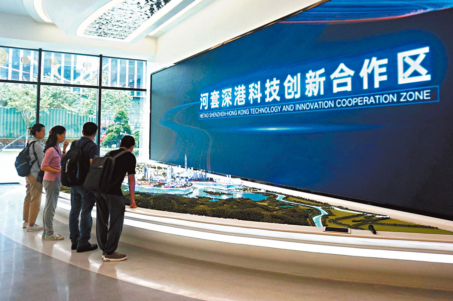 ◆大灣區建設集中採訪團探訪備受矚目的河套深港科技創新合作區。 香港文匯報記者胡永愛  攝
