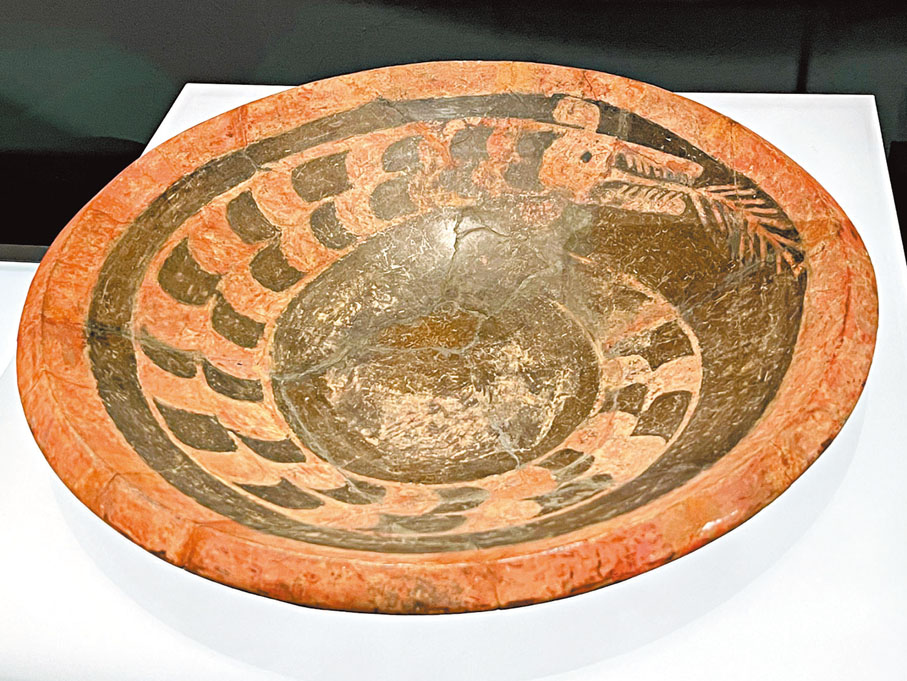 ◆山西襄汾陶寺遺址的彩繪龍紋陶盤，被稱為「中華第一龍陶」。