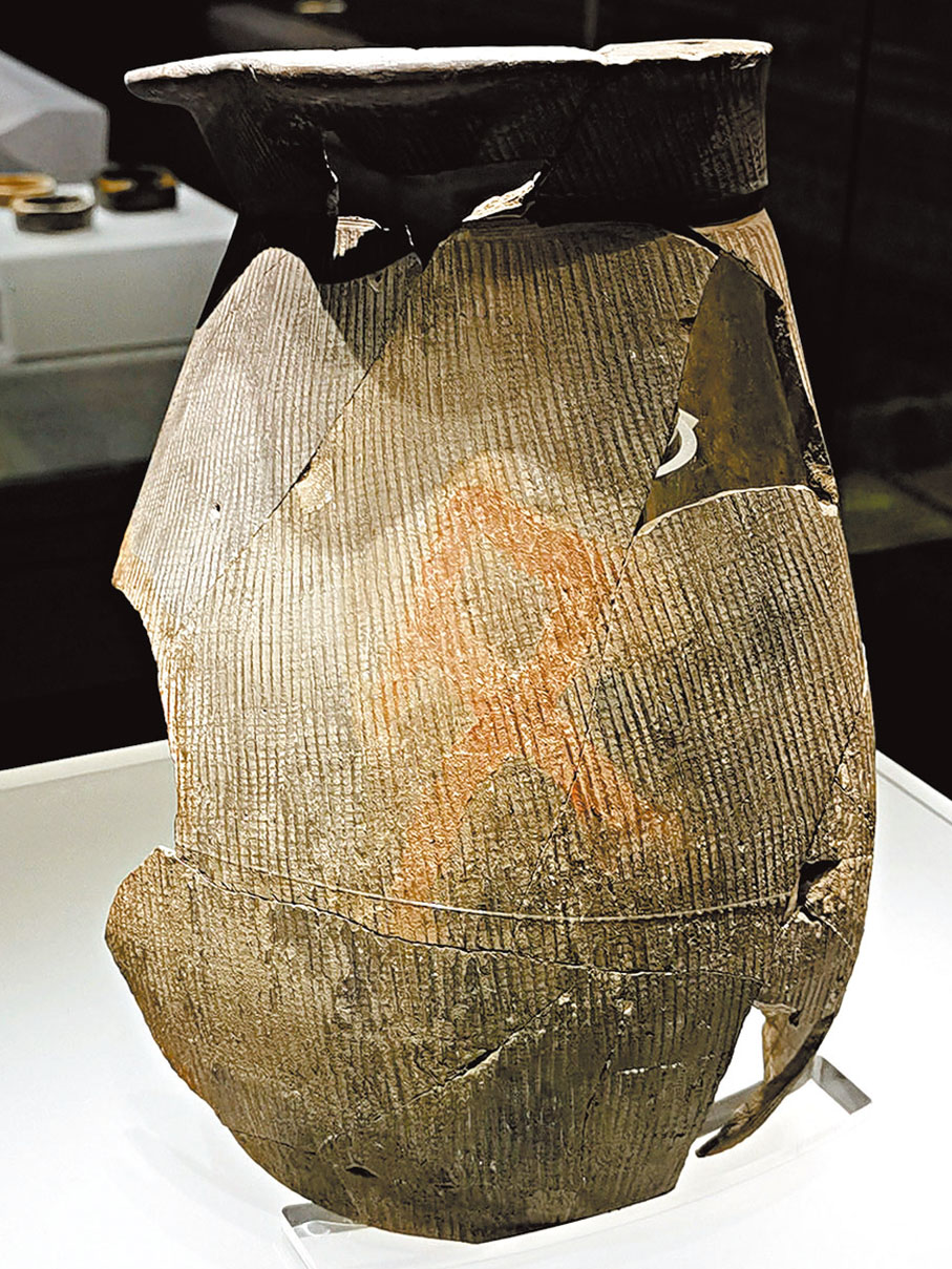 ◆山西省襄汾縣陶寺遺址出土的陶壺正面鼓腹部，用硃砂書寫了漢字「文」。