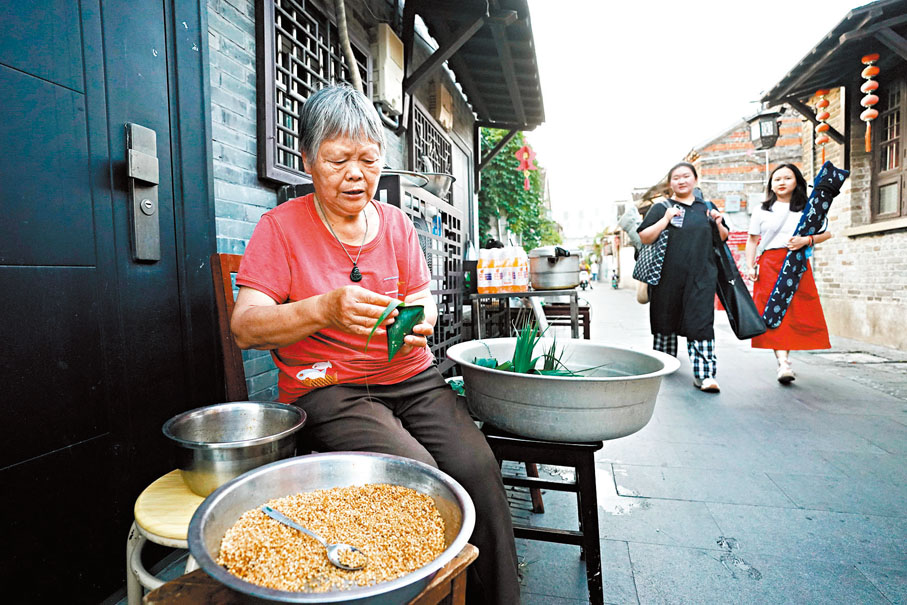 ◆居民在揚州仁豐里老街包糉子。