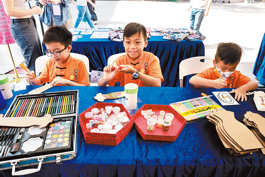 ◆小學生在大館參與非遺市集的手工製作。