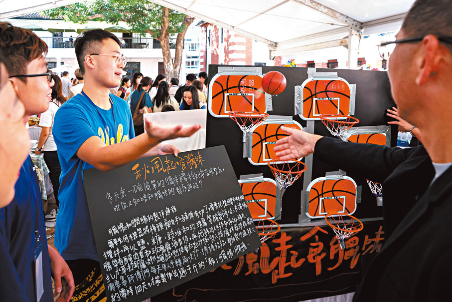 ◆非遺市集飲食文化攤位攤主在介紹臘味知識。