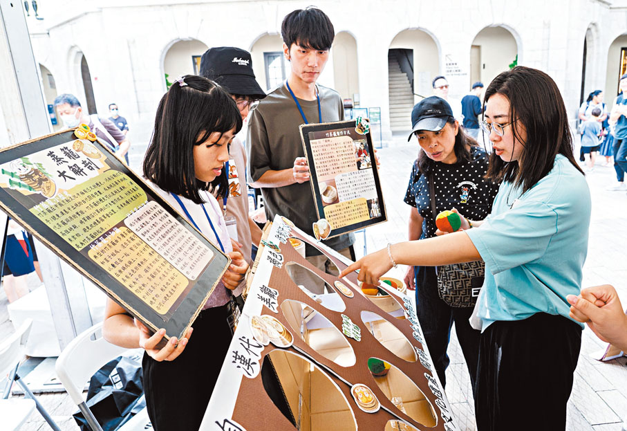 ◆青年人在非遺市集介紹竹蒸籠的歷史淵源。