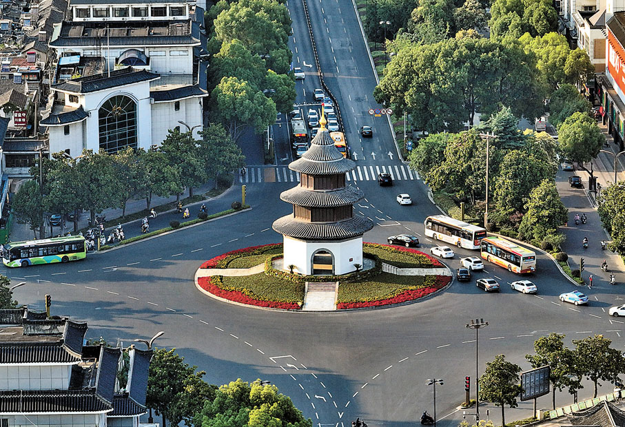 ◆揚州文昌閣屹立在十字路口。
