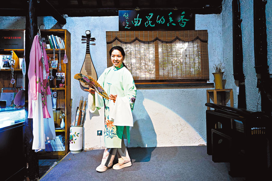 ◆崑曲傳承人張春香在揚州仁豐里表演。