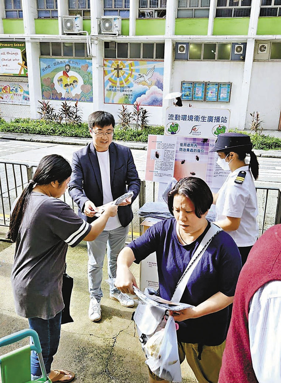 ◆顏汶羽與食環署人員到黃大仙宣傳防蝨措施。