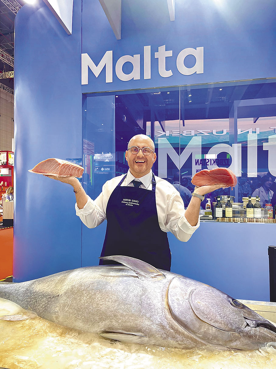 ◆美食大使Marvin Gauci展示馬耳他藍鰭金槍魚。 香港文匯報記者 夏微 攝