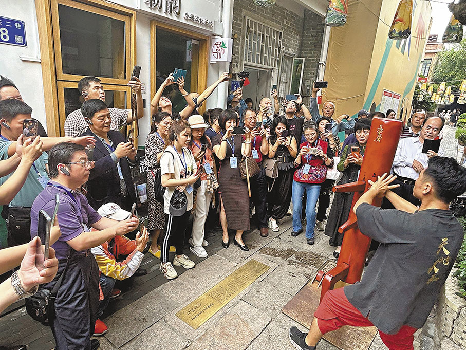 ◆由香港大公文匯傳媒集團主辦的「2023海外華文傳媒合作組織年會暨廣東省高質量發展主題參訪調研活動」在廣東舉行。圖為參訪團成員在粵劇武打行「鑾輿堂」觀看粵劇紅船木人樁108式演示。 香港文匯報記者敖敏輝  攝