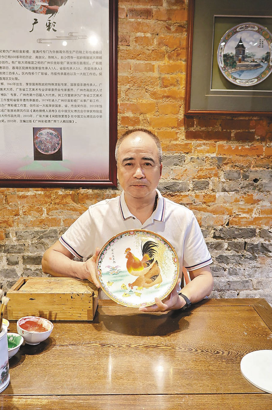 ◆廣彩國家級傳承人譚廣輝在永慶坊創作的廣彩作品。 香港文匯報記者李紫妍  攝