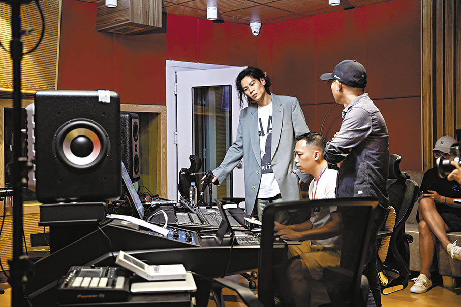 ◆鄧智偉跟進歌曲錄製工作。