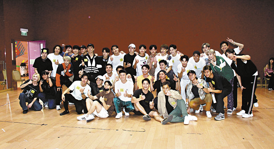 ◆一眾男藝員為TVB台慶跳舞項目進行綵排。