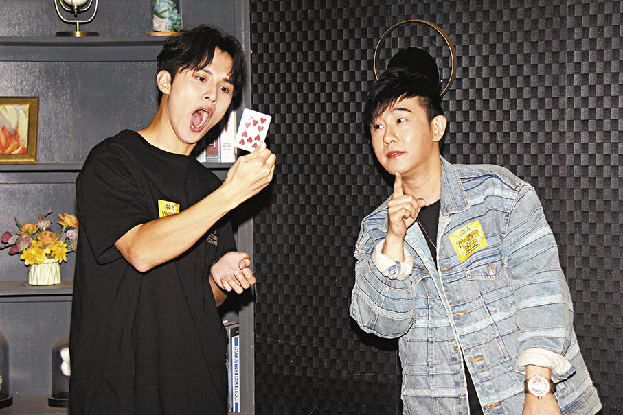 ◆何廣沛被甄澤權的魔術驚到擘大口。