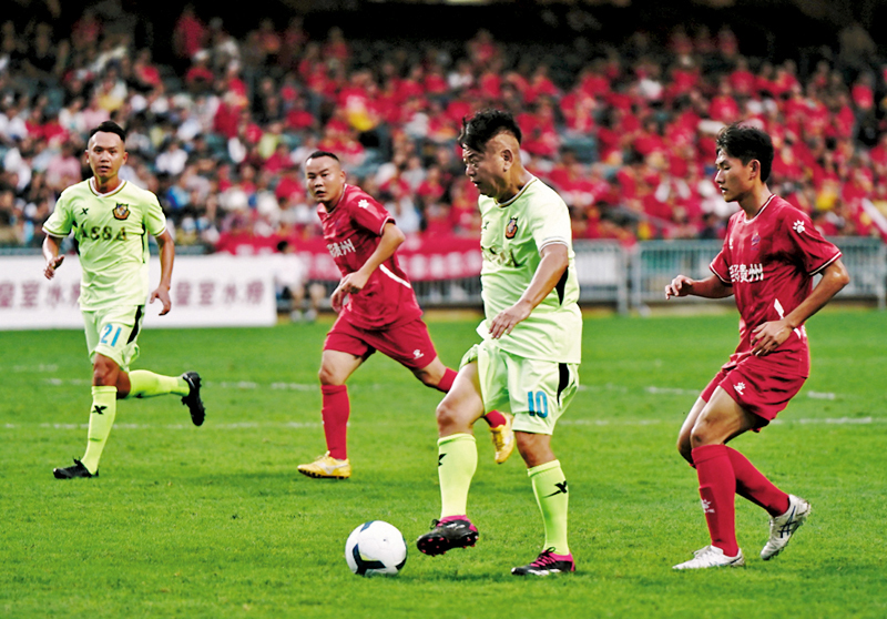 ◆「阿叻」陳百祥（右二）突破對手的夾擊。