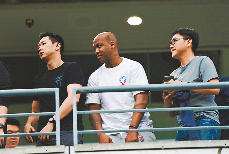 ◆前NBA球星馬貝利（中）昨也親赴現場觀賽。