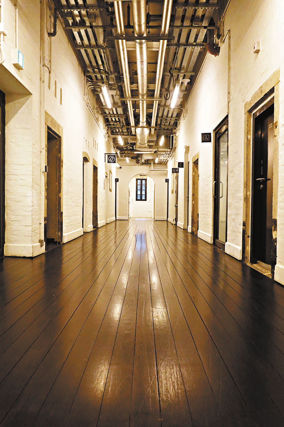 ◆詩人就是在這高牆之內，寫下了《獄中題壁》。