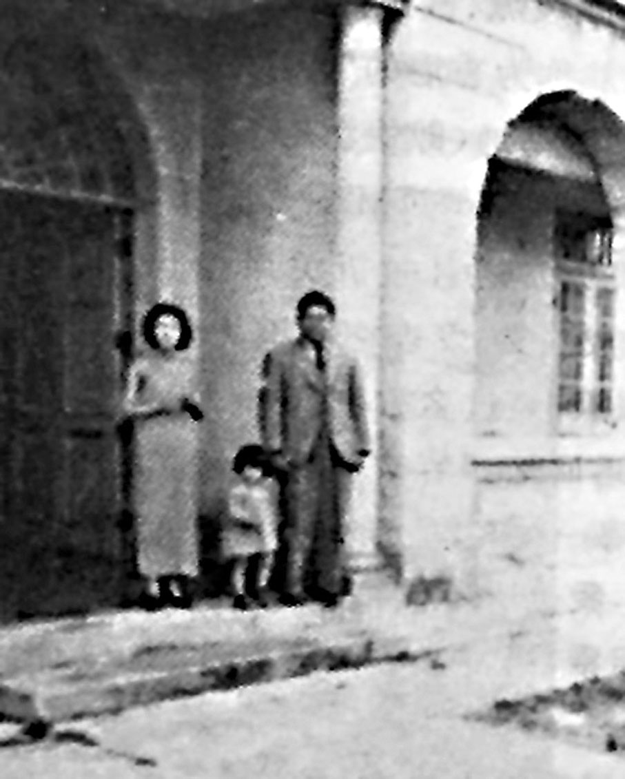 ◆戴望舒一家三口在林泉居門前。  網絡圖片