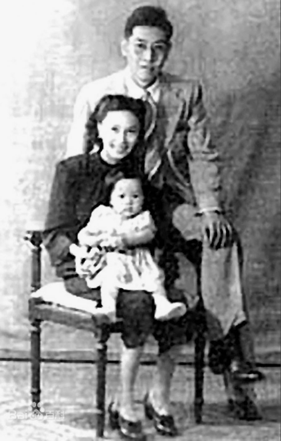 ◆戴望舒與第二任妻子楊靜和女兒。