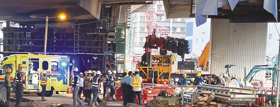 ◆油麻地中九龍幹線地盤昨日發生吊運中鋼筋墜下地底壓困工人意外，消防員到場拯救被困傷者。