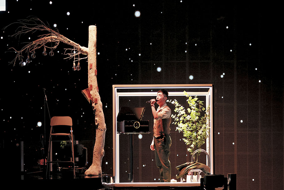 ◆馬仔獻唱《大約在冬季》現場亦在飄雪。