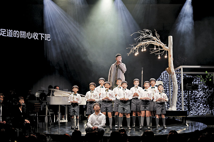 ◆馬仔與英華小學高級合唱團合唱《父親》。