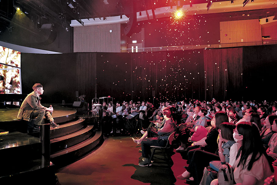 ◆伴隨片片紛飛的黃葉，馬仔唱出《秋來秋去》。