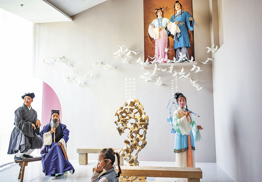 ◆觀眾在戲曲百戲博物館內參觀戲劇人物展陳。