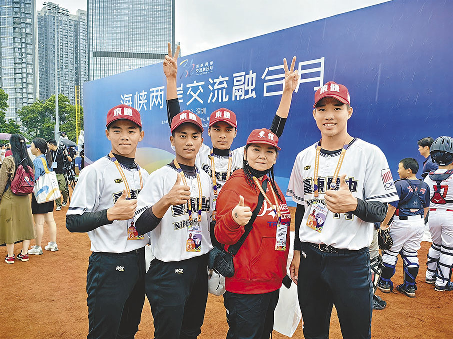 ◆中國台北學生和老師合影留念。 香港文匯報記者郭若溪 攝