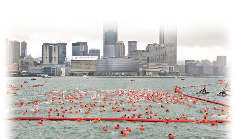 ◆2023年維港泳2,860名選手分六批由金紫荊廣場公眾碼頭逆流游向尖沙咀星光大道。 香港文匯報記者郭木又 攝