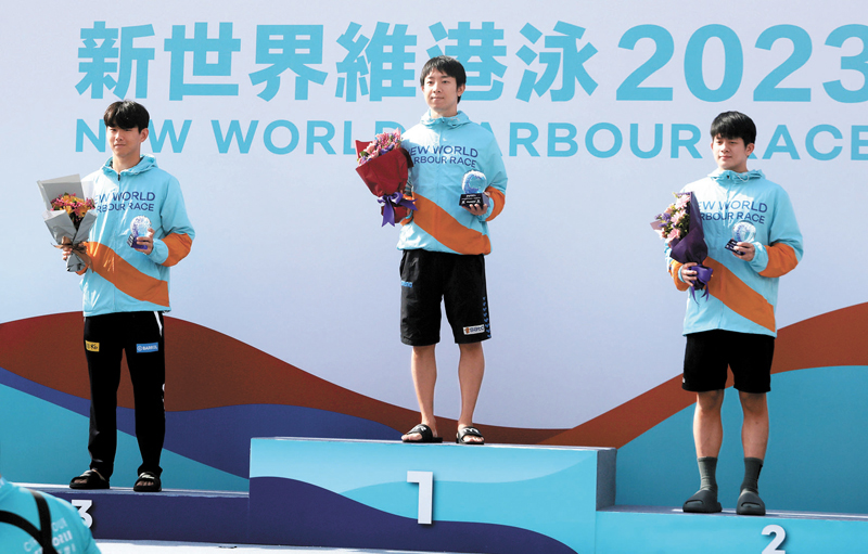 ◆男子國際組冠軍古畑海生（中）、亞軍卓承齊（右）及季軍朴宰勳（左）。 香港文匯報記者郭木又 攝