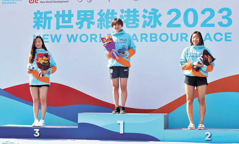 ◆女子國際組冠軍加滕花野（中）、亞軍劉俐杉（右）及季軍聶芷彥（左）。 香港文匯報記者郭木又 攝