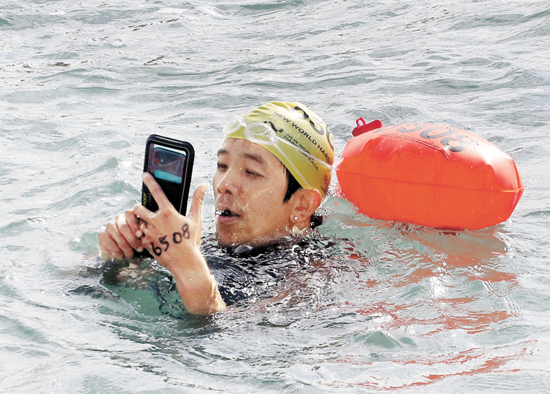 ◆6508號參賽者在水中為自己留下紀錄。 香港文匯報記者郭木又 攝