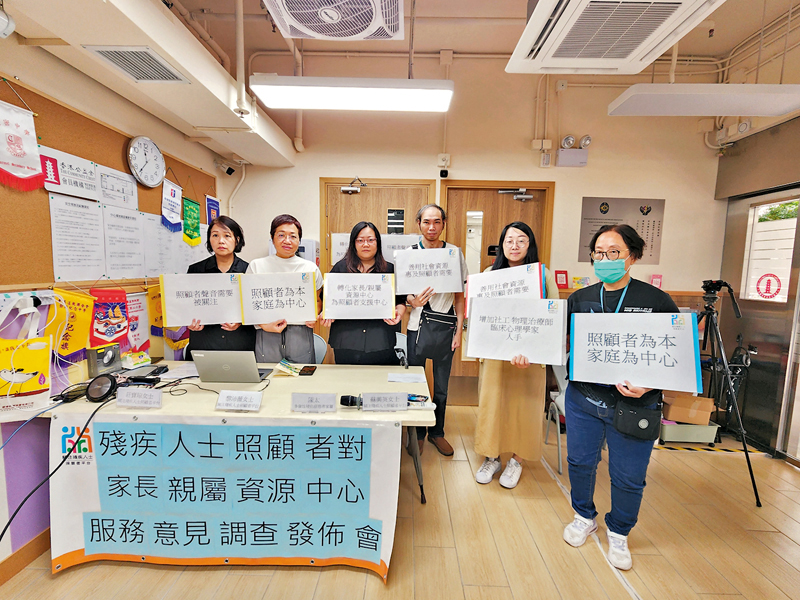 ◆陳太的丈夫（左四）今年44歲，已經患有多發性硬化症(MS)超過5年，屬罕見的免疫系統疾病。香港文匯報記者吳健怡  攝