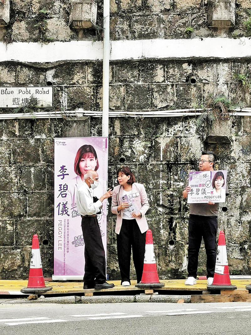 ◆ 李碧儀與街坊交流。