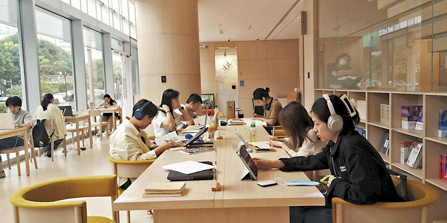 ◆百姓書房不僅提供免費借閱，還為周邊居民提供閱讀、休閒、自習的服務場所。圖為在百姓書房閱讀位自習的市民。 香港文匯報記者石華  攝