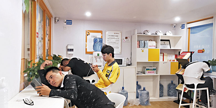 ◆物品設備齊全的暖蜂驛站裏，騎手們正在休息。 香港文匯報 記者石華  攝