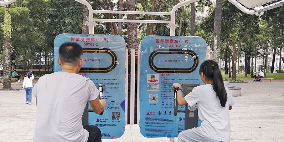 ◆智能健身器材上有動作要領圖示、文字介紹及使用方法等，市民可以掃描二維碼獲取運動數據。  香港文匯報記者石華  攝