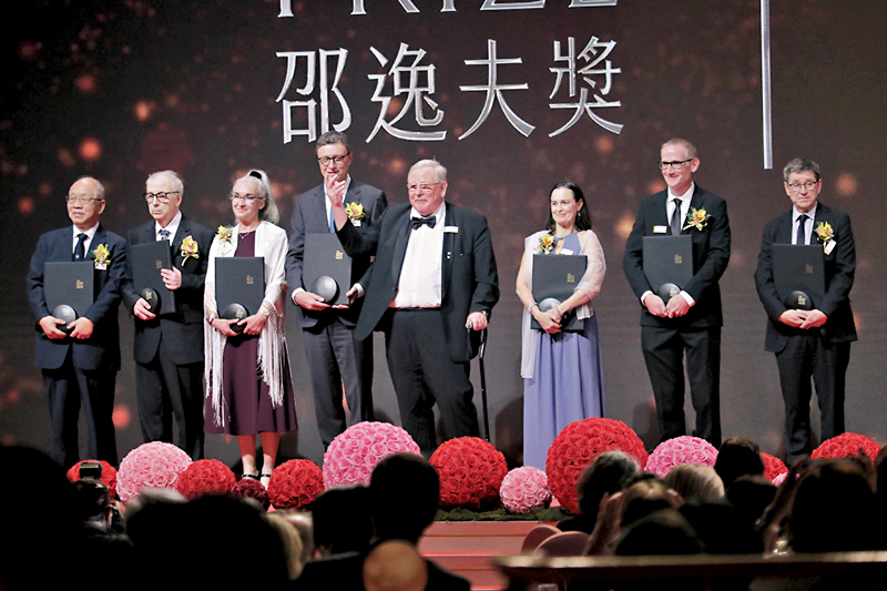 ◆7位得獎者與「邵逸夫獎」評審會主席萊因哈德根舍（左五）合影。 香港文匯報記者北山彥  攝
