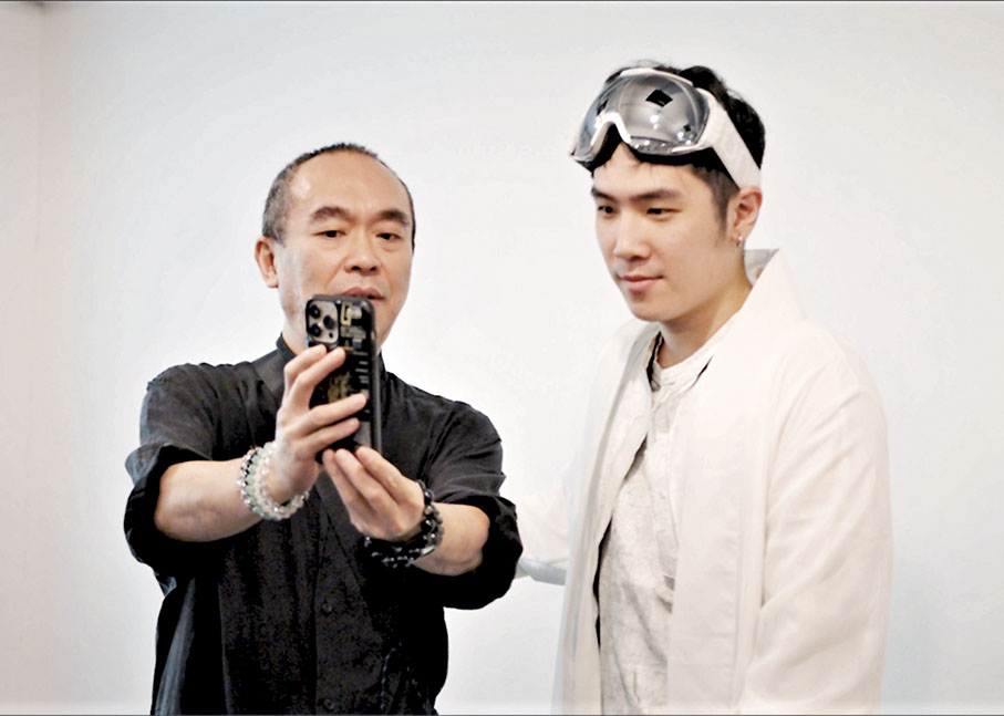 ◆編劇及導演胡恩威(左)指導姜卓文。