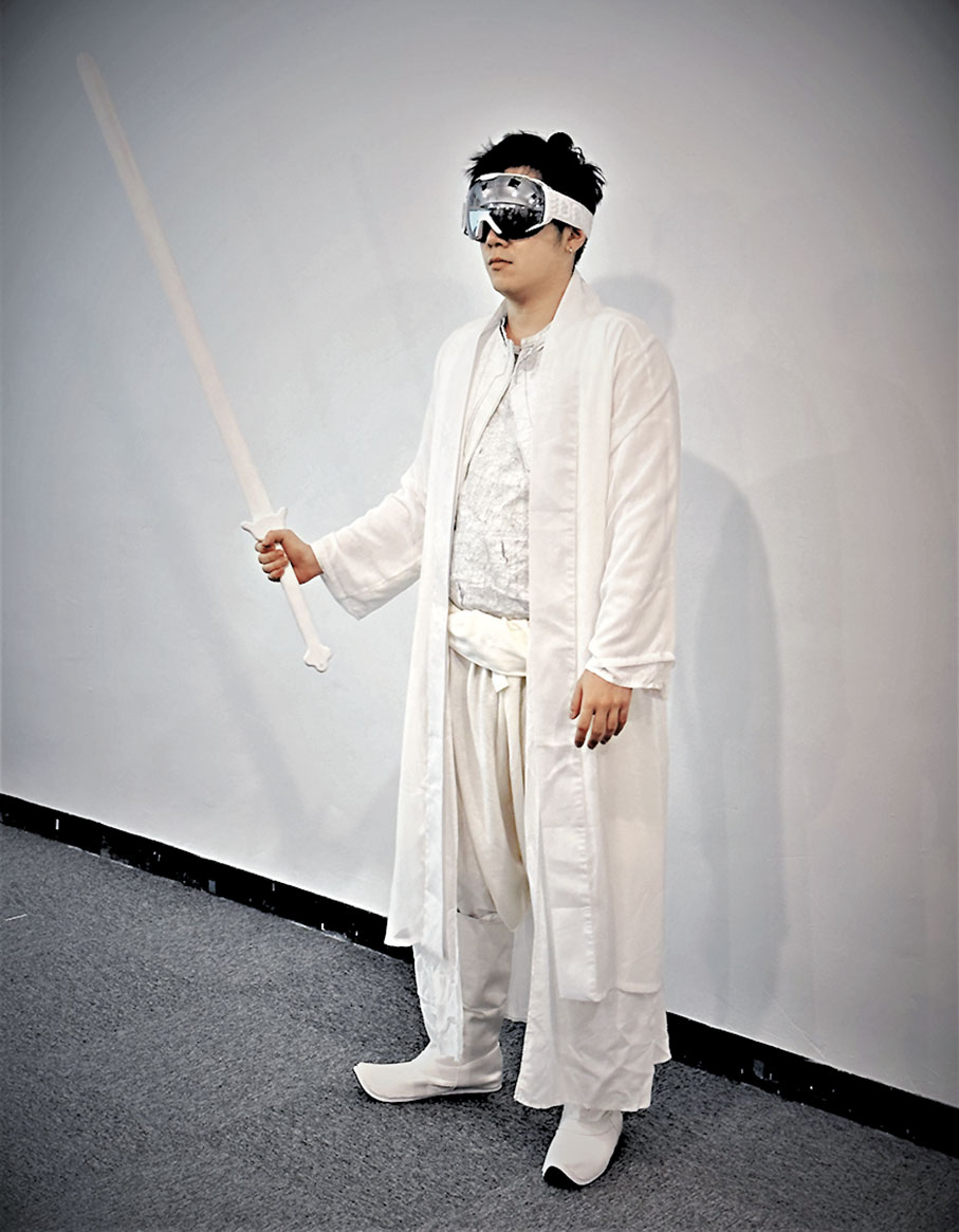 ◆姜卓文的「三少爺」造型前衛。