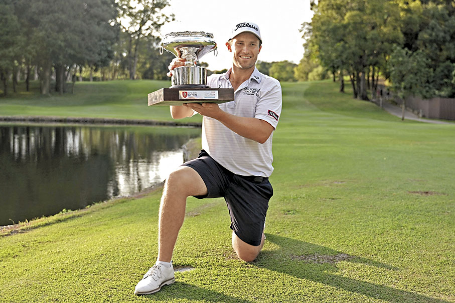 ◆新西蘭球手甘寶捧起冠軍獎盃。 法新社