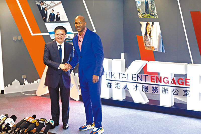 ◆前NBA球星馬貝利（右）昨日在香港人才服務辦公室總監劉鎮漢陪同下宣布，已透過「高端人才通行證計劃」申請來港發展。香港文匯報記者北山彥 攝