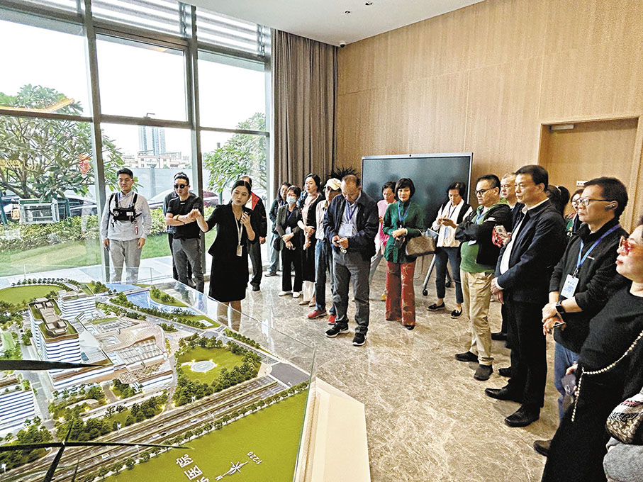 ◆海外華文傳媒合作組織廣東省高質量發展主題參訪調研團到佛山順德走訪。圖為參訪團了解和祐醫院的建設規劃情況。 香港文匯報記者敖敏輝  攝