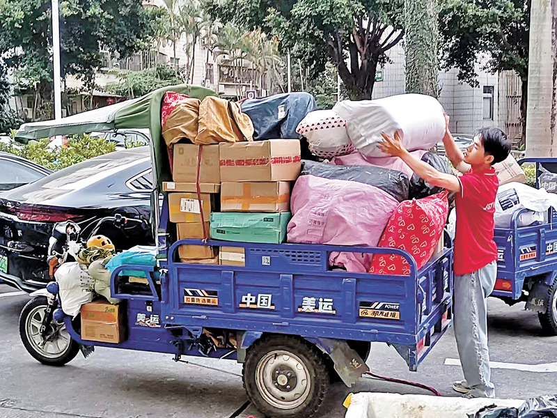 ◆「雙十一」期間許多快遞員拉滿了貨來菜鳥驛站。