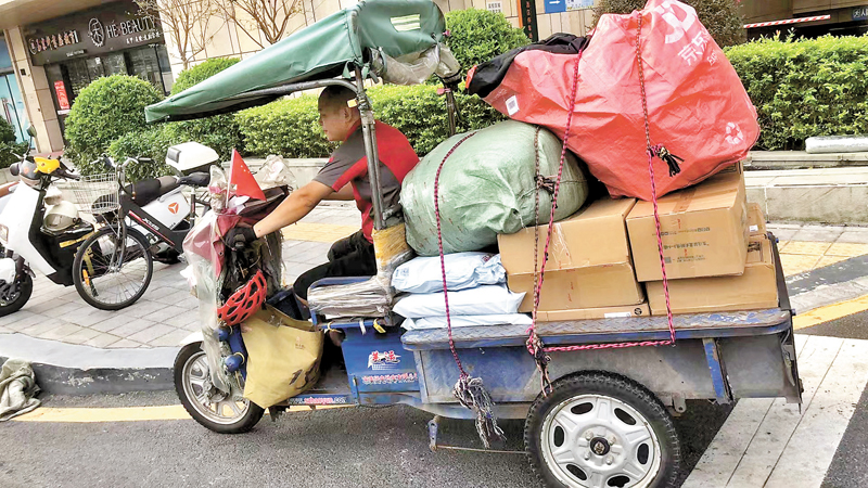 ◆京東布吉快遞員張先生表示，「雙十一」他要處理多兩倍多的快件，既忙又累。