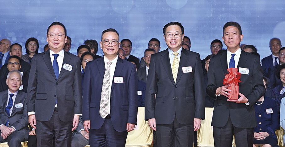 ◆何靖（右二）及徐旭（左二）見證下，陳仲尼（左一）將印鑑移交予詹洪良（右一）。