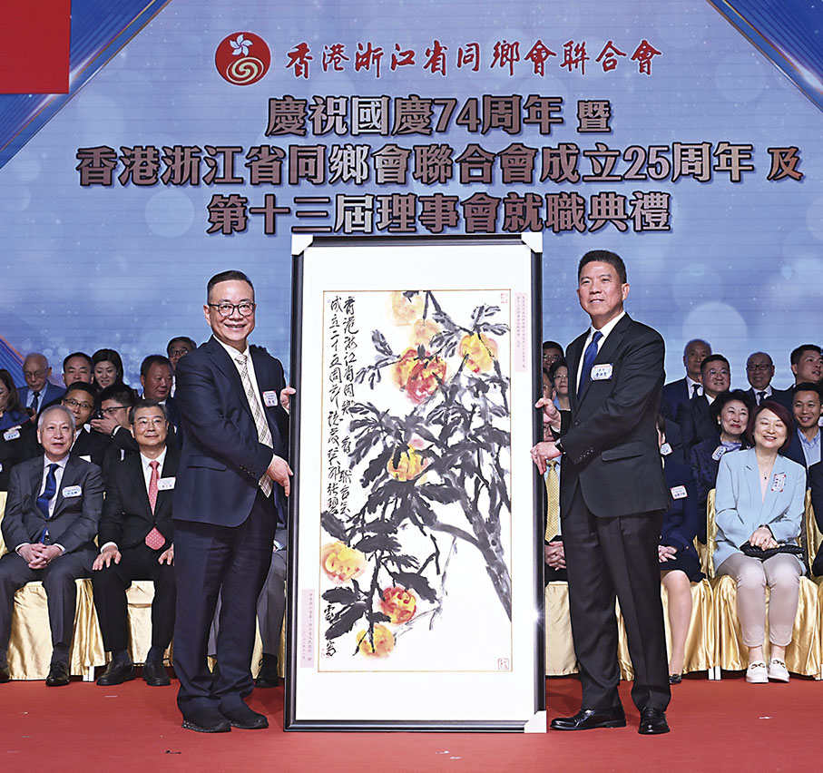 ◆徐旭（左）代表致送紀念品予詹洪良（右）。