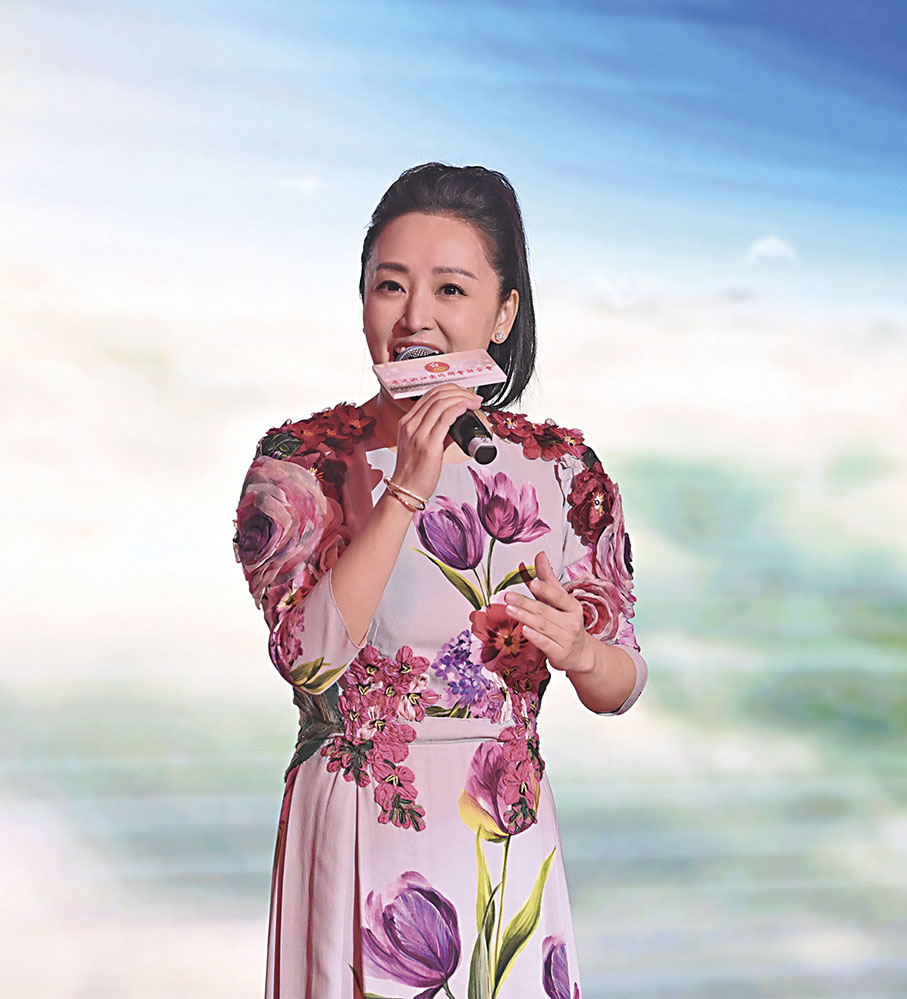 ◆中國內地女高音歌唱家，國家一級演員周旋演唱《我的祖國》。