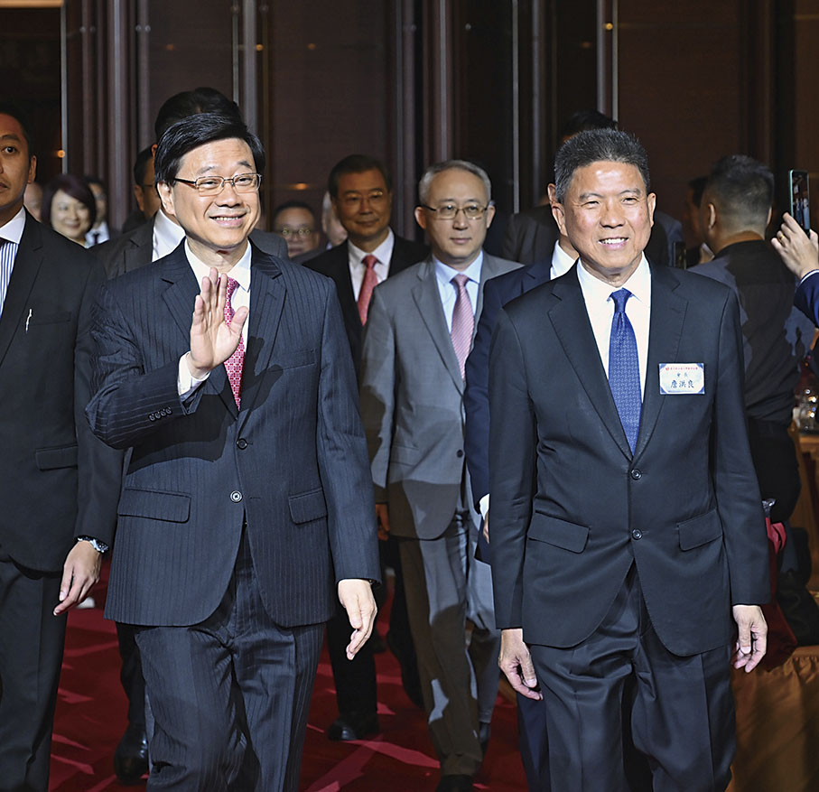 ◆現場賓客熱烈觀迎賓主進場。