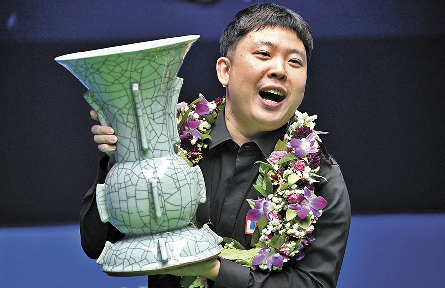 ◆張安達首捧職業排名賽冠軍獎盃。 新華社